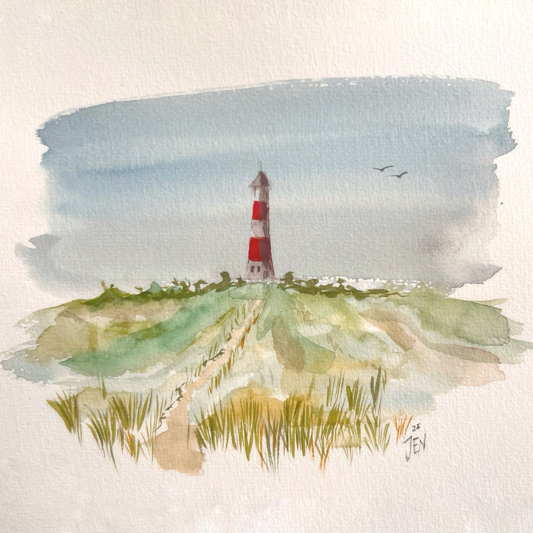 Landschaft mit rot-weißem Leuchtturm und Küstengras