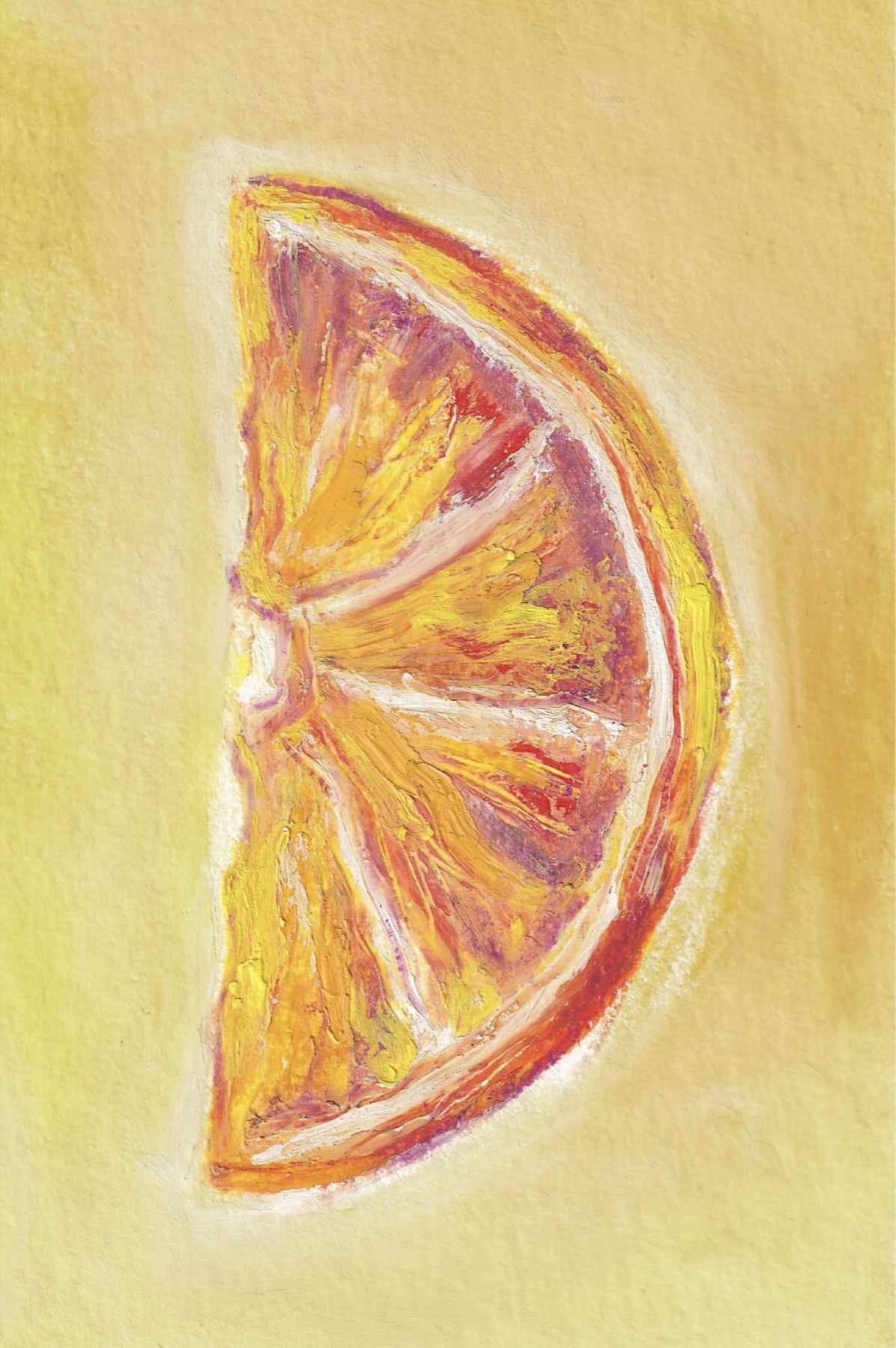 Expressiv gemalte Orangenspalte auf gelbem Grund